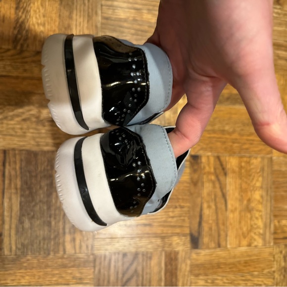 Cute light blue/grey B’zees in 9.5 US - Picture 4 of 7